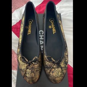 CHANEL
Metallic Suede CC Cap Toe Ballerina Flats 39.5 Gold Black
